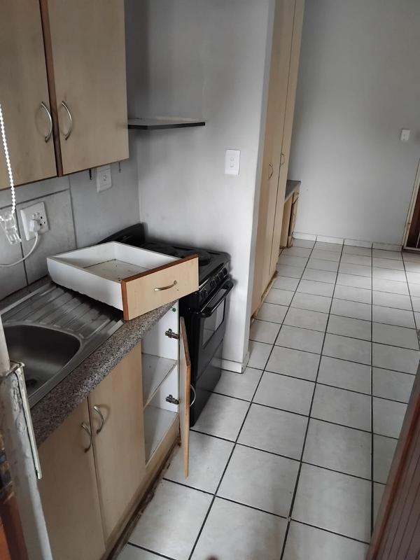 To Let 1 Bedroom Property for Rent in Kannoniers Park North West